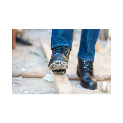 Travailleur marchâtes avec des chaussures de sécurité noires